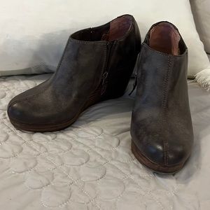 Ladies sz9 wedge bootie. Dr Scholls. Brown with zip closure brown wedge heel.